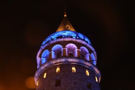 İstanbul’un simgeleri maviye büründü