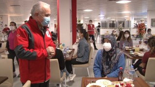 Türk Kızılay Başkanı Kınık, sağlık çalışanlarına iftarda eşlik etti
