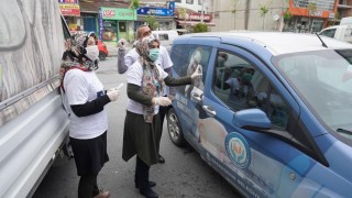Başakşehir Belediyesi Ramazan’da kapı kapı gezerek gıda yardımı yapıyor