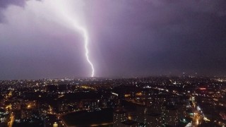 (Özel) İstanbul’da geceyi aydınlatan şimşekler havadan görüntülendi