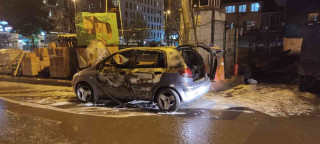 Beyoğlu’nda park halindeki otomobil yanarak kül oldu