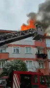 Pendik’te 5 katlı binanın çatısı alev alev yandı